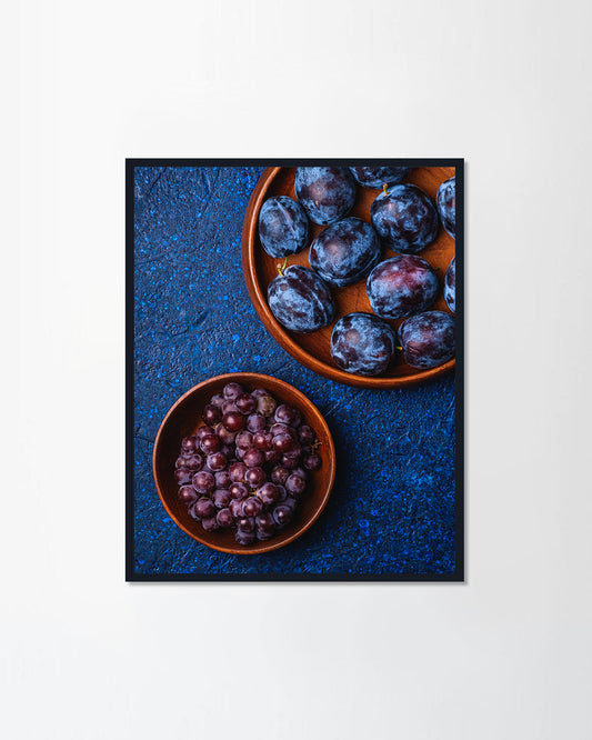 Plate and grape berries in bowl