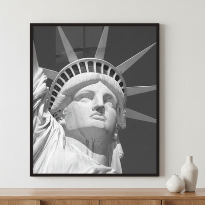 Black & White Close-up of the Statue of Liberty's Face ภาพติดผังสไตล์นามธรรม สำหรับตกแต่งบ้านและคอนโด พร้อมกรอบคุณภาพ