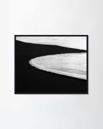 Curvy wave in the sand shore