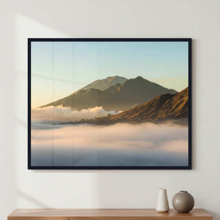 Abang and Agung volcano in Bali ภาพติดผังสไตล์สแกนดิเนเวีย สำหรับตกแต่งบ้านและคอนโด พร้อมกรอบคุณภาพ