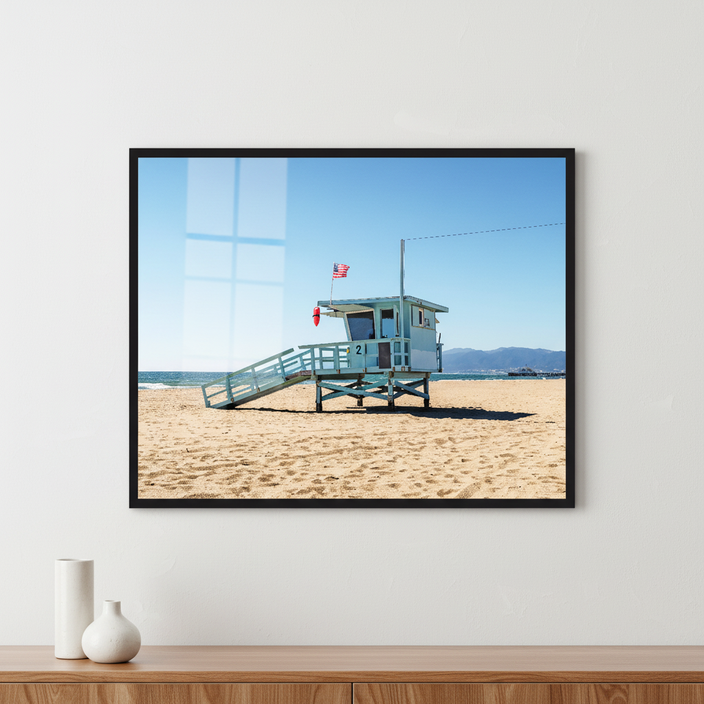 lifeguard tower at the beach in Santa Monica ภาพติดผังสไตล์วิวธรรมชาติ สำหรับตกแต่งบ้านและคอนโด พร้อมกรอบคุณภาพ