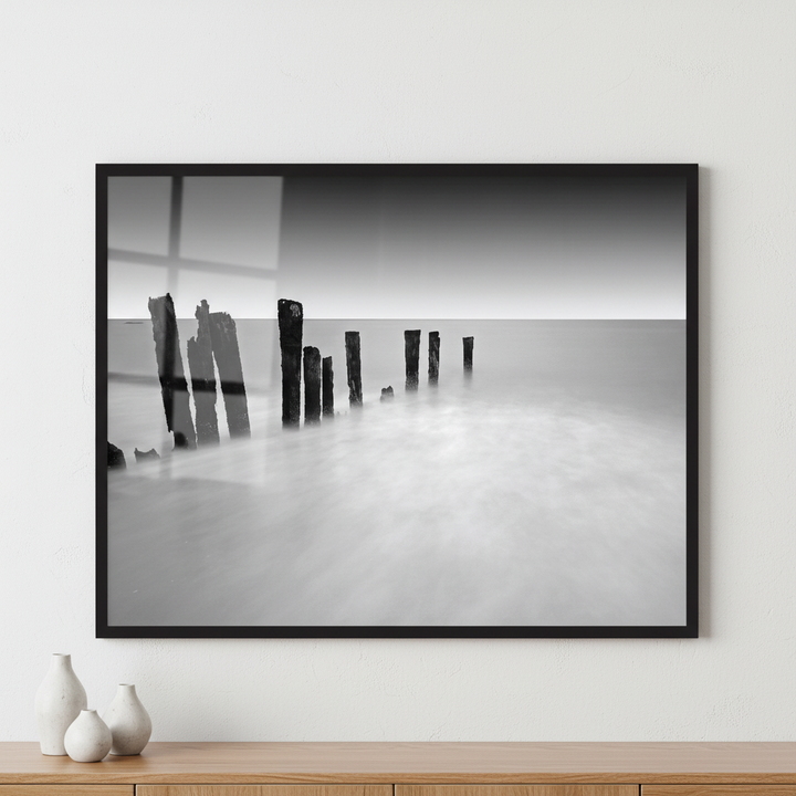 Beautiful long exposure seascape in black and white ภาพติดผังสไตล์สแกนดิเนเวีย สำหรับตกแต่งบ้านและคอนโด พร้อมกรอบคุณภาพ